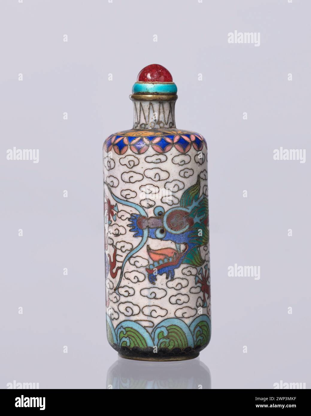 Chinesische Cloisonné-Schnupfflasche aus dem 19. Jahrhundert, die von Stanisław Glezmer gesammelt wurde und mit Drachenmotiven verziert ist, Teil einer historischen Kunstsammlung. Stockfoto