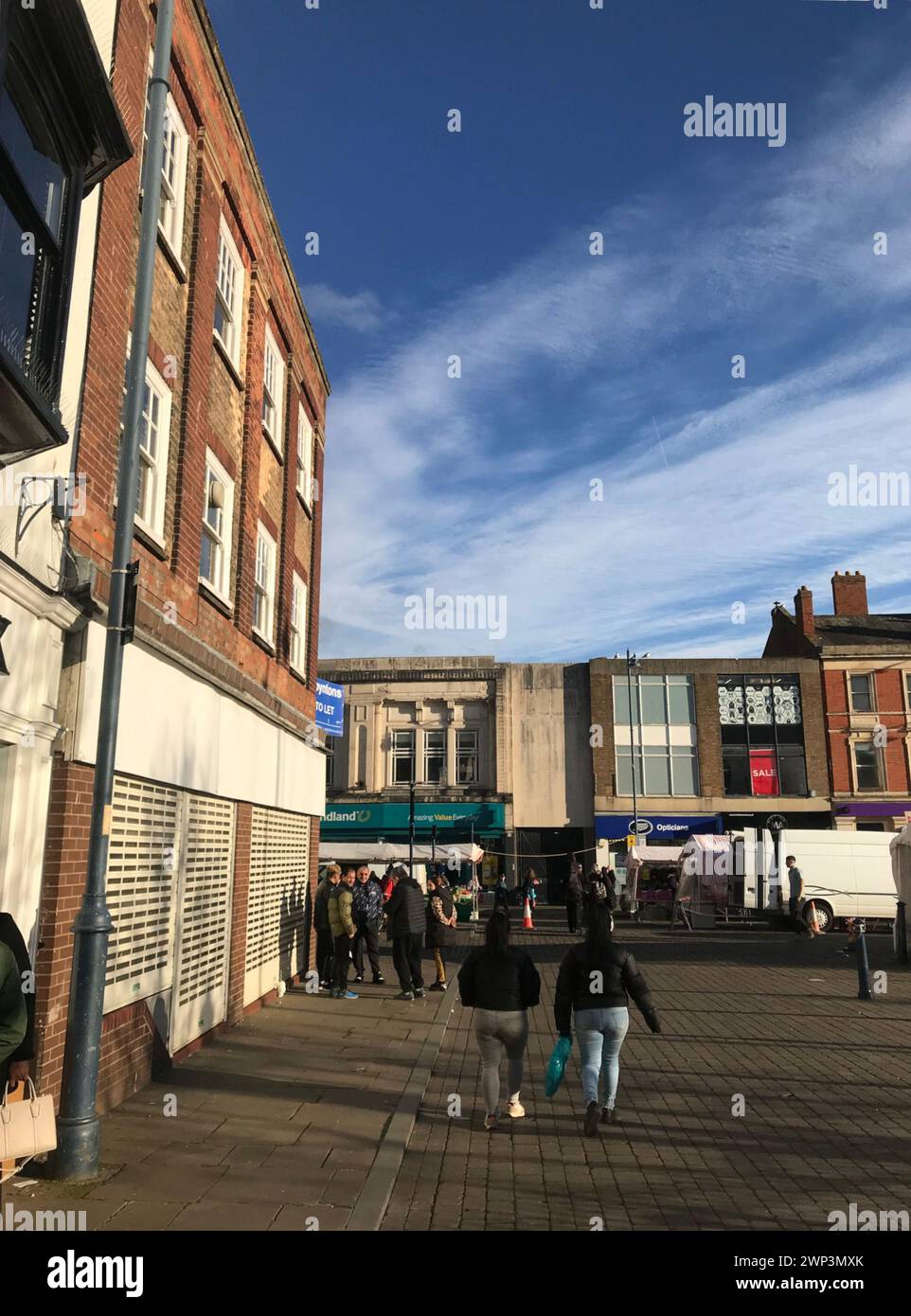 Der Boston Market Place & Shops am Markttag mit H Samuels Juweliers links, die geschlossen haben Stockfoto