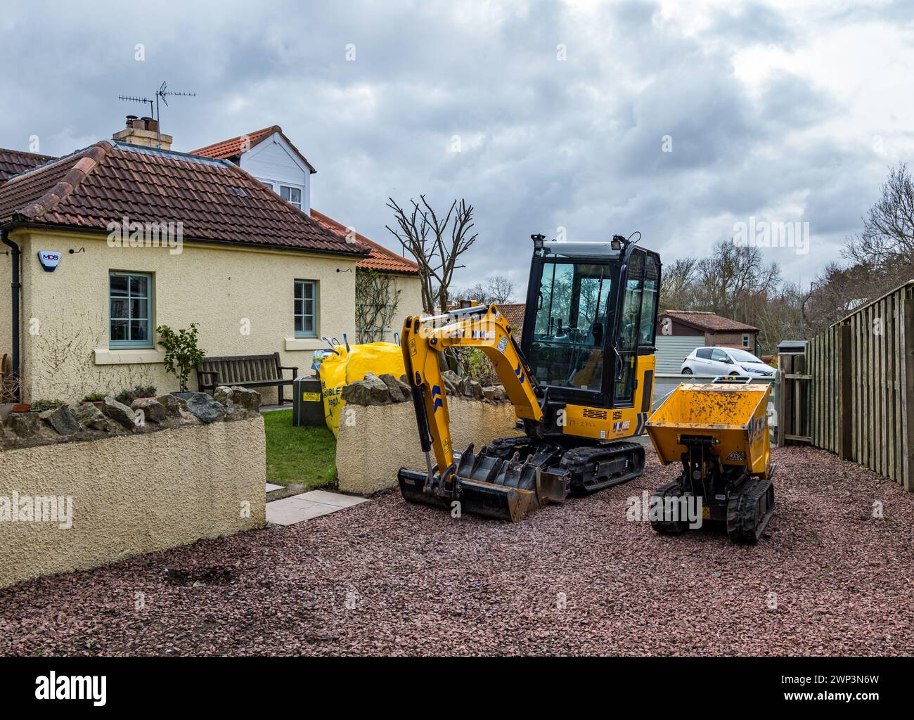 Maschinen (kleiner Bagger und Kipper) für Bauarbeiten zum Bau eines Gartenraums, Schottland, Großbritannien Stockfoto