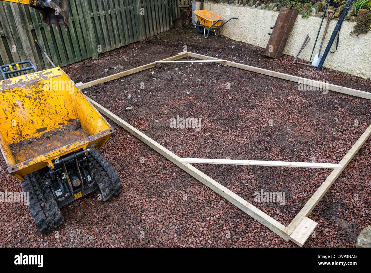 Rahmen für Bauarbeiten in einer Auffahrt zum Bau eines Gartenraums, Schottland, Großbritannien Stockfoto