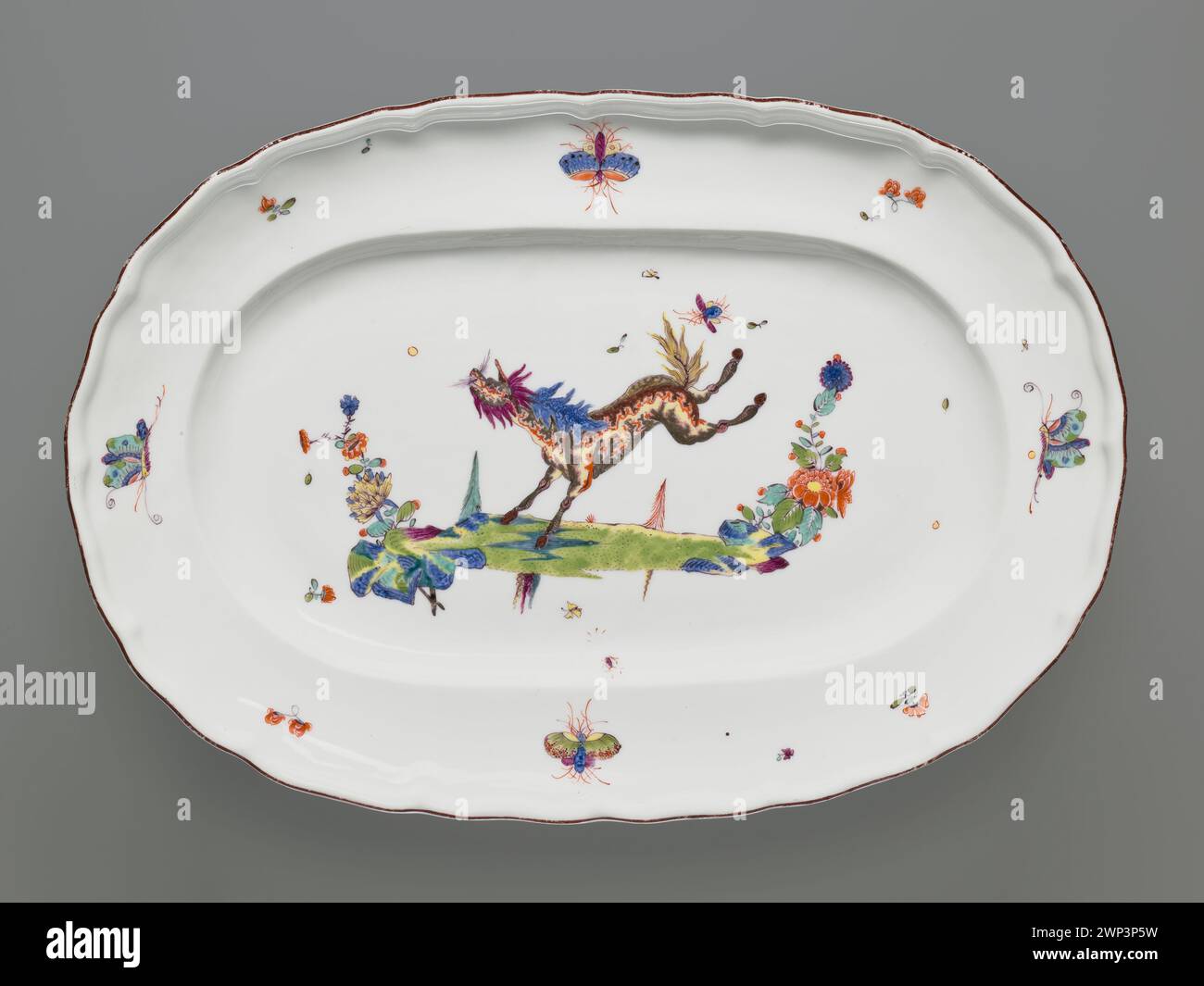 Ovale Porzellanschale mit dem Titel „mit Maerchantier“, hergestellt von der Königlichen Porzellanfabrik Meißen um 1735, die das europäische Porzellanhandwerk des frühen 18. Jahrhunderts repräsentiert. Stockfoto