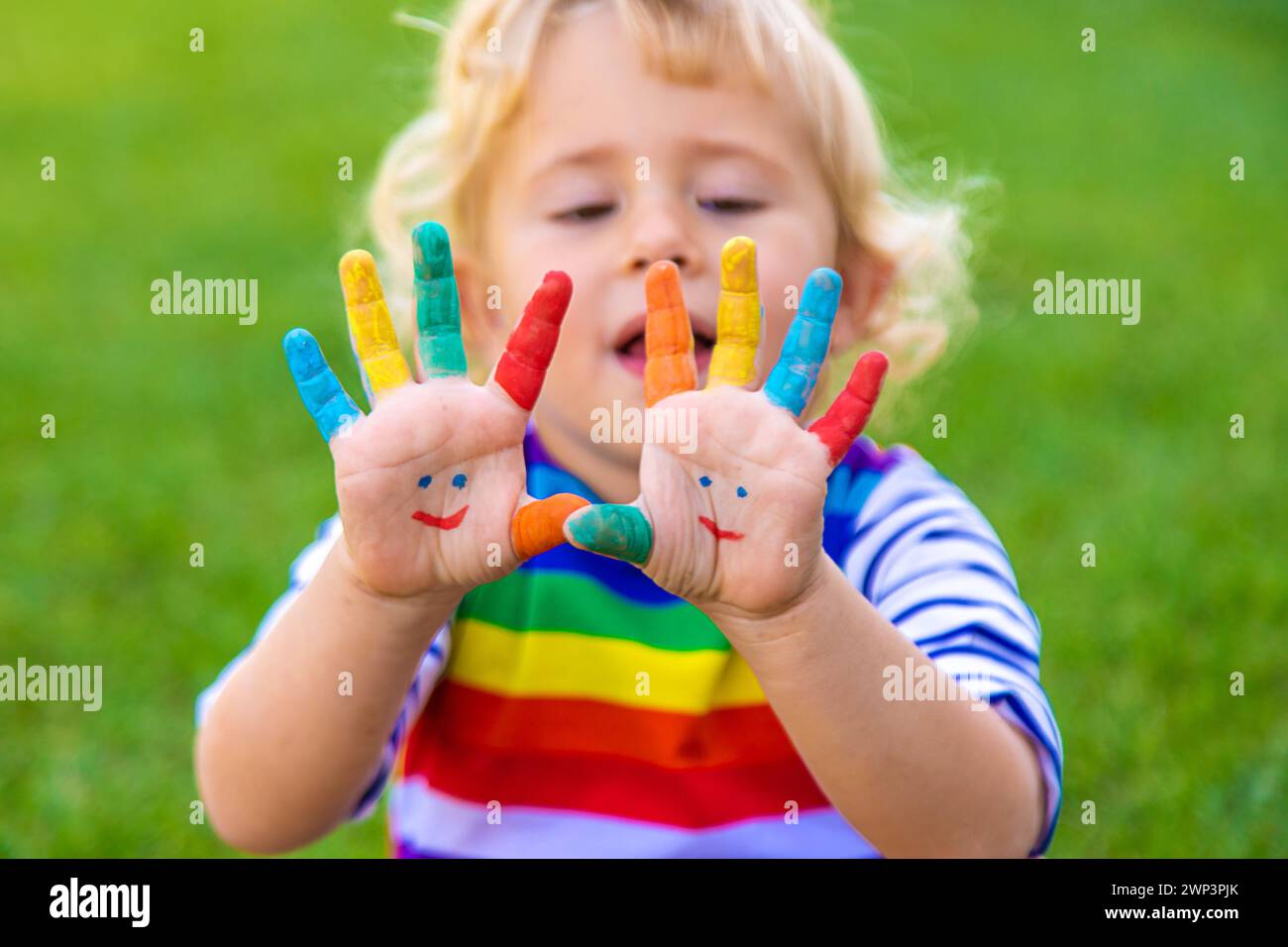 Kind in der Hand zeichnet ein Lächeln. Selektiver Fokus. Stockfoto