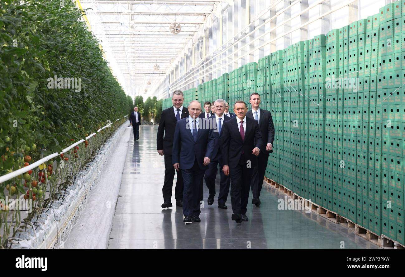Solnechnodolsk, Russland. März 2024. Russischer Präsident Wladimir Putin, links, besichtigt die Gewächshäuser von Solnechny dar mit dem Vorsitzenden der Öko-Kultur Agro-Industrial Holdings, Alexander Rudakov, rechts, 5. März 2024 in Solnechnodolsk, Stavropol, Russland. Quelle: Mikhail Metzel/Kreml Pool/Alamy Live News Stockfoto