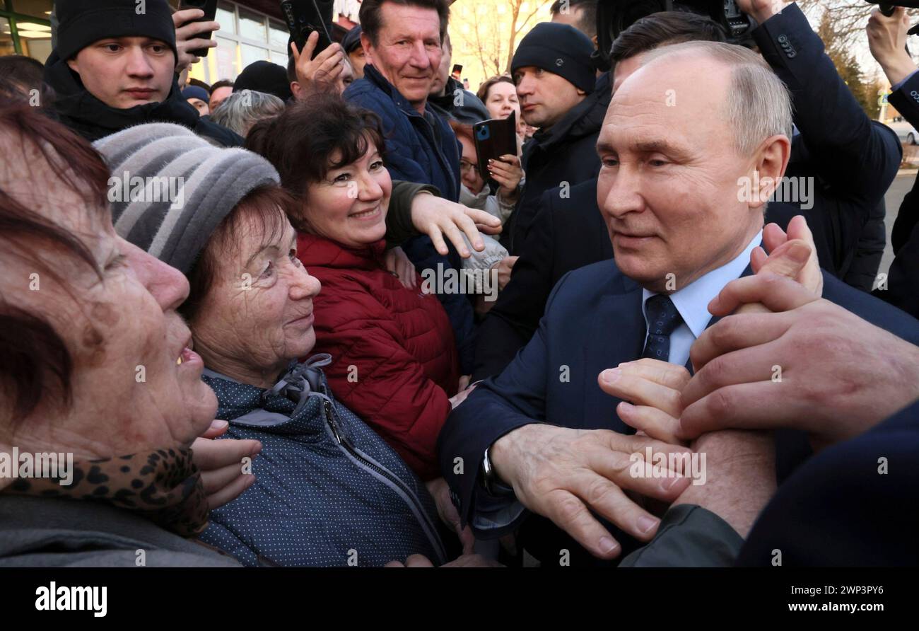 Solnechnodolsk, Russland. März 2024. Der russische Präsident Wladimir Putin begrüßt die Bewohner nach einer Tour durch die Gewächshäuser von Solnechni dar am 5. März 2024 in Solnechnodolsk, Stavropol-Territorium, Russland. Quelle: Mikhail Metzel/Kreml Pool/Alamy Live News Stockfoto