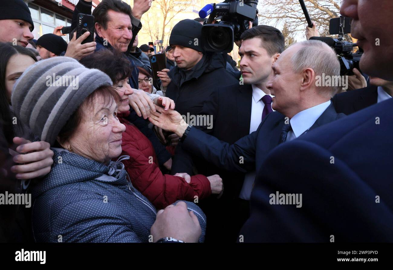 Solnechnodolsk, Russland. März 2024. Der russische Präsident Wladimir Putin, rechts, schüttelt den Bewohnern die Hand nach einer Tour durch die Gewächshäuser von Solnechni dar, 5. März 2024 in Solnechnodolsk, Stavropol-Territorium, Russland. Quelle: Mikhail Metzel/Kreml Pool/Alamy Live News Stockfoto