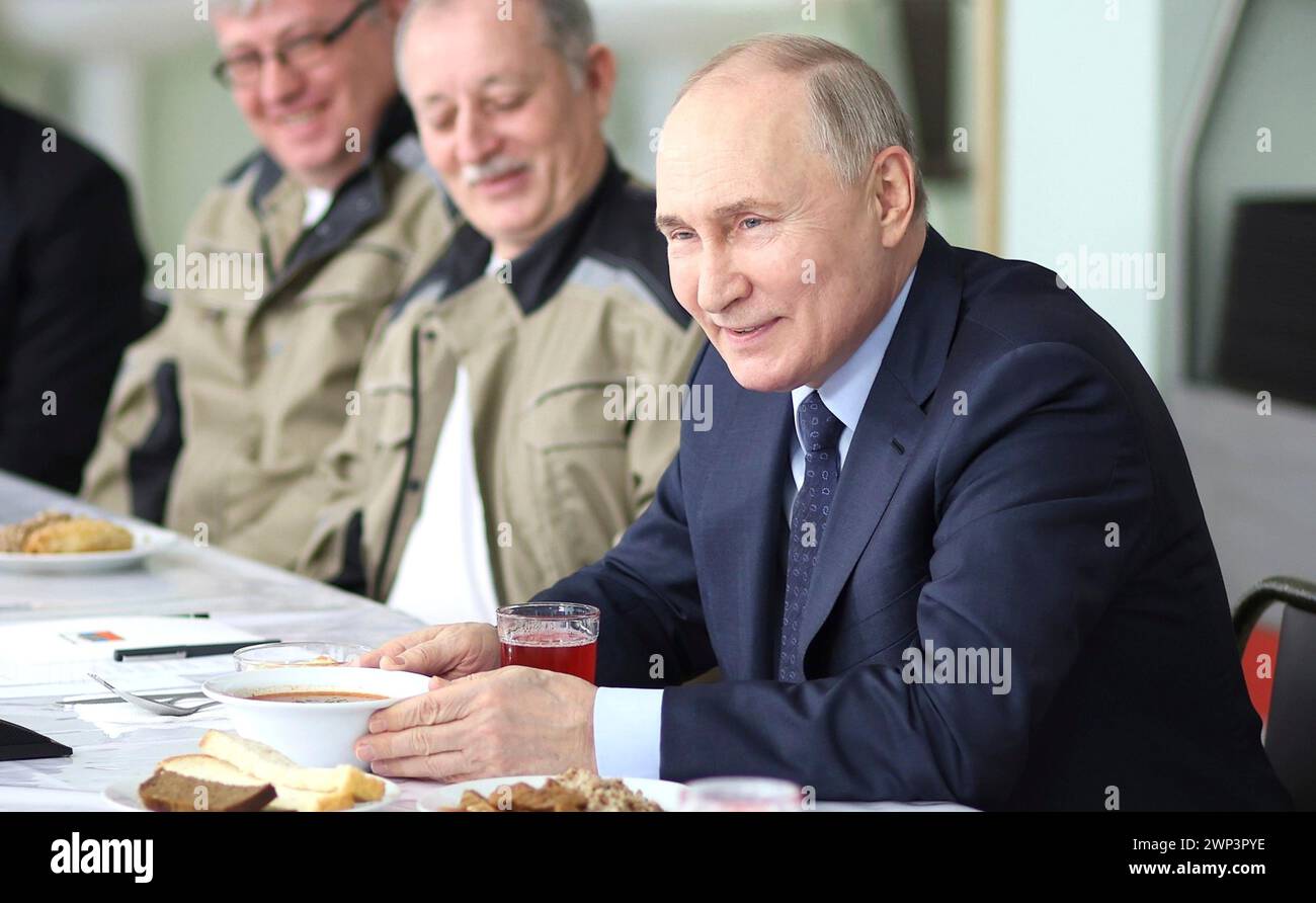 Solnechnodolsk, Russland. März 2024. Der russische Präsident Wladimir Putin, rechts, spricht mit Mitarbeitern der Gewächshäuser Solnechny dar während einer Teepause am 5. März 2024 in Solnechnodolsk, Stavropol-Territorium, Russland. Quelle: Mikhail Metzel/Kreml Pool/Alamy Live News Stockfoto