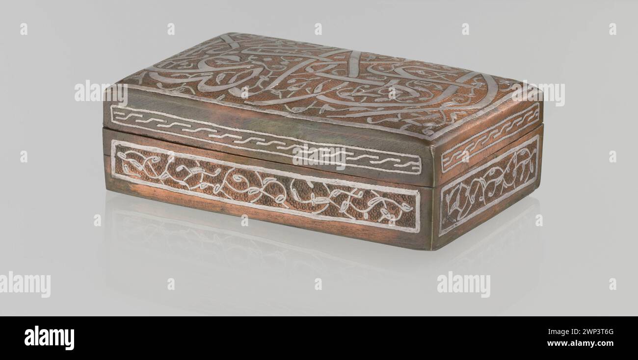 Eine Schatulle aus dem frühen 20. Jahrhundert, die zwischen 1901 und 1910 hergestellt wurde und zur Aufbewahrung von Wertsachen oder persönlichen Gegenständen verwendet wurde, die dekorative Techniken und Materialien der Epoche demonstriert. Stockfoto