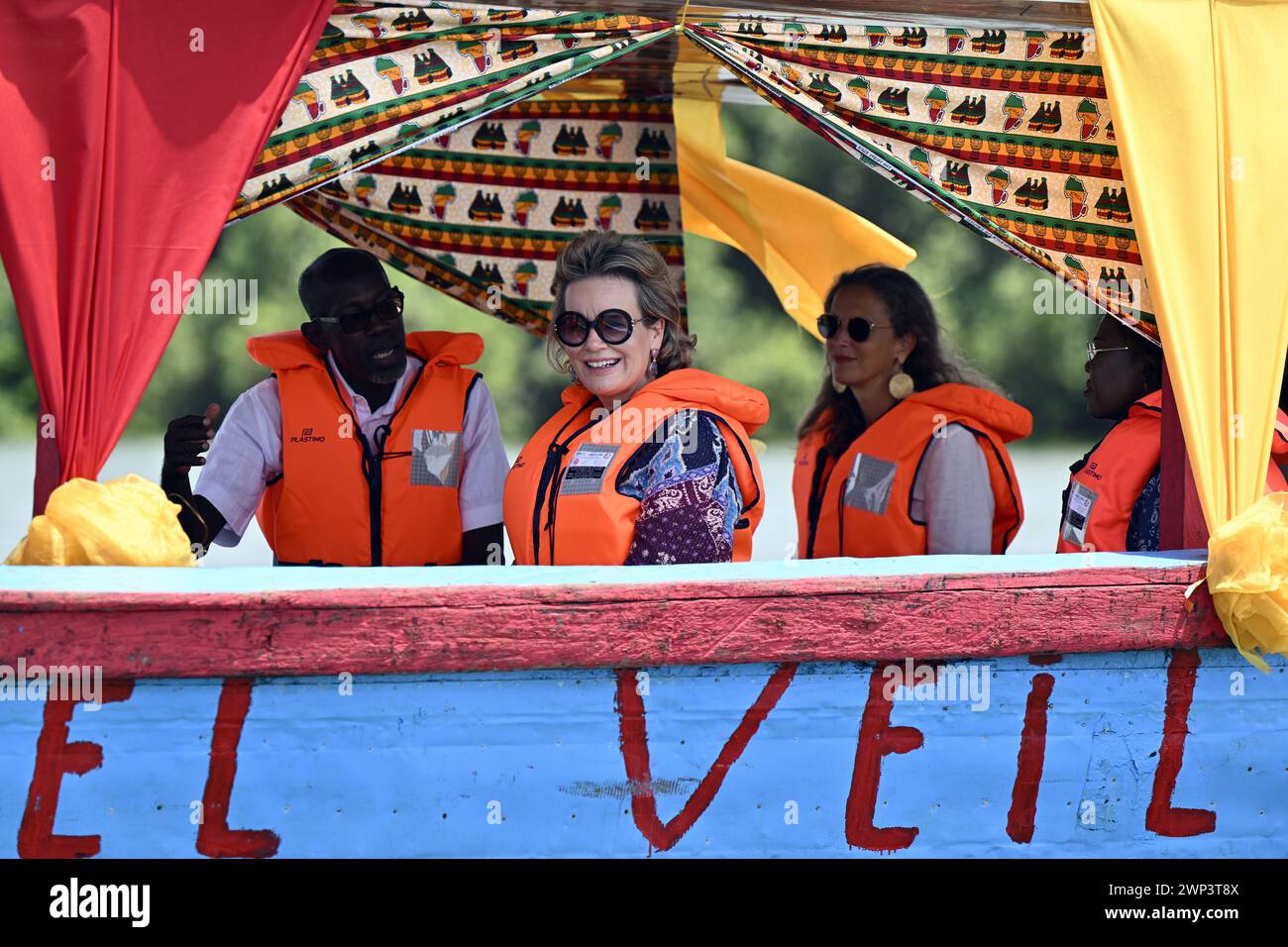 Abidjan, Elfenbeinküste. März 2024. Königin Mathilde von Belgien, fotografiert während einer Bootsfahrt nach Grand Lahou, einem Fischerdorf an der Küste der Elfenbeinküste, während eines königlichen Arbeitsbesuchs an der Elfenbeinküste am Dienstag, den 05. März 2024. Die Königin besucht Elfenbeinküste in ihrer Eigenschaft als Botschafterin für die Nachhaltigkeitsziele der Vereinten Nationen (UN). Ziel der Mission ist der Austausch von Erfahrungen im Bereich der nachhaltigen Entwicklung mit den ivorischen Partnern BELGA PHOTO ERIC LALMAND Credit: Belga News Agency/Alamy Live News Stockfoto