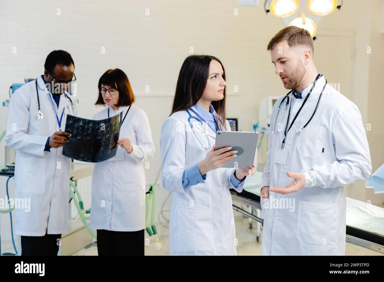 Gruppe von Wissenschaftlern, die Daten auf Papier untersuchen. Stockfoto