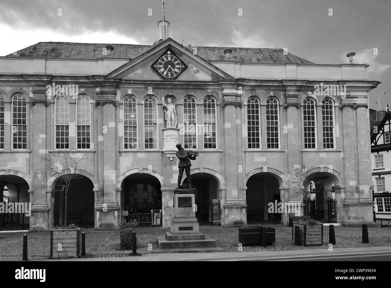 Die Statue von Charles Stewart Rolls vor Shire Hall, Monmouth Town, Monmouthshire, Wales, Großbritannien Stockfoto