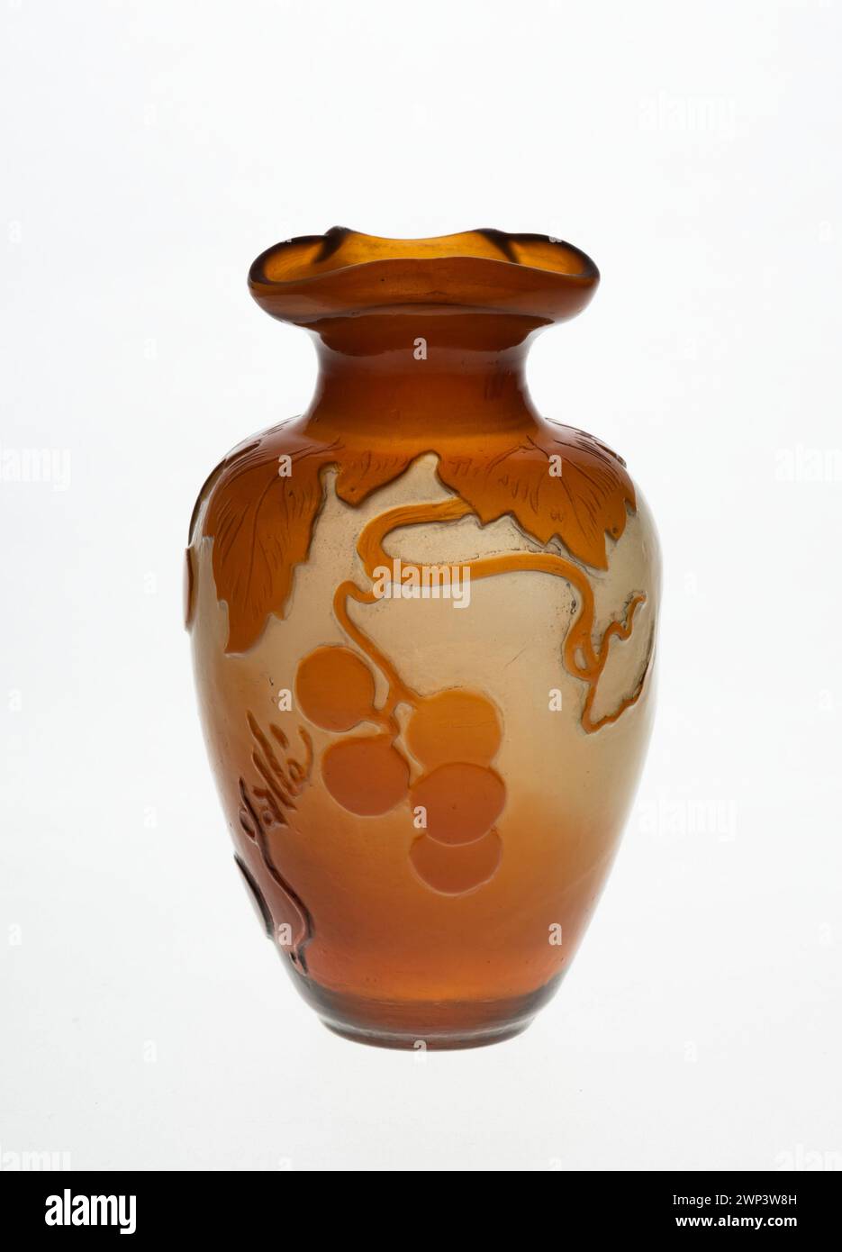 Die Vase von Emile Gallé um 1900 ist ein Beispiel für den Jugendstil mit organischen Formen und Blumenmotiven aus Glas. Stockfoto