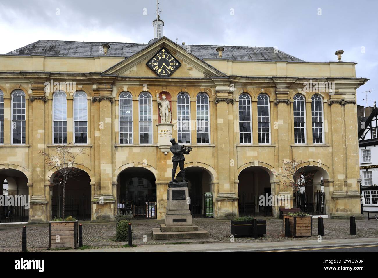 Die Statue von Charles Stewart Rolls vor Shire Hall, Monmouth Town, Monmouthshire, Wales, Großbritannien Stockfoto