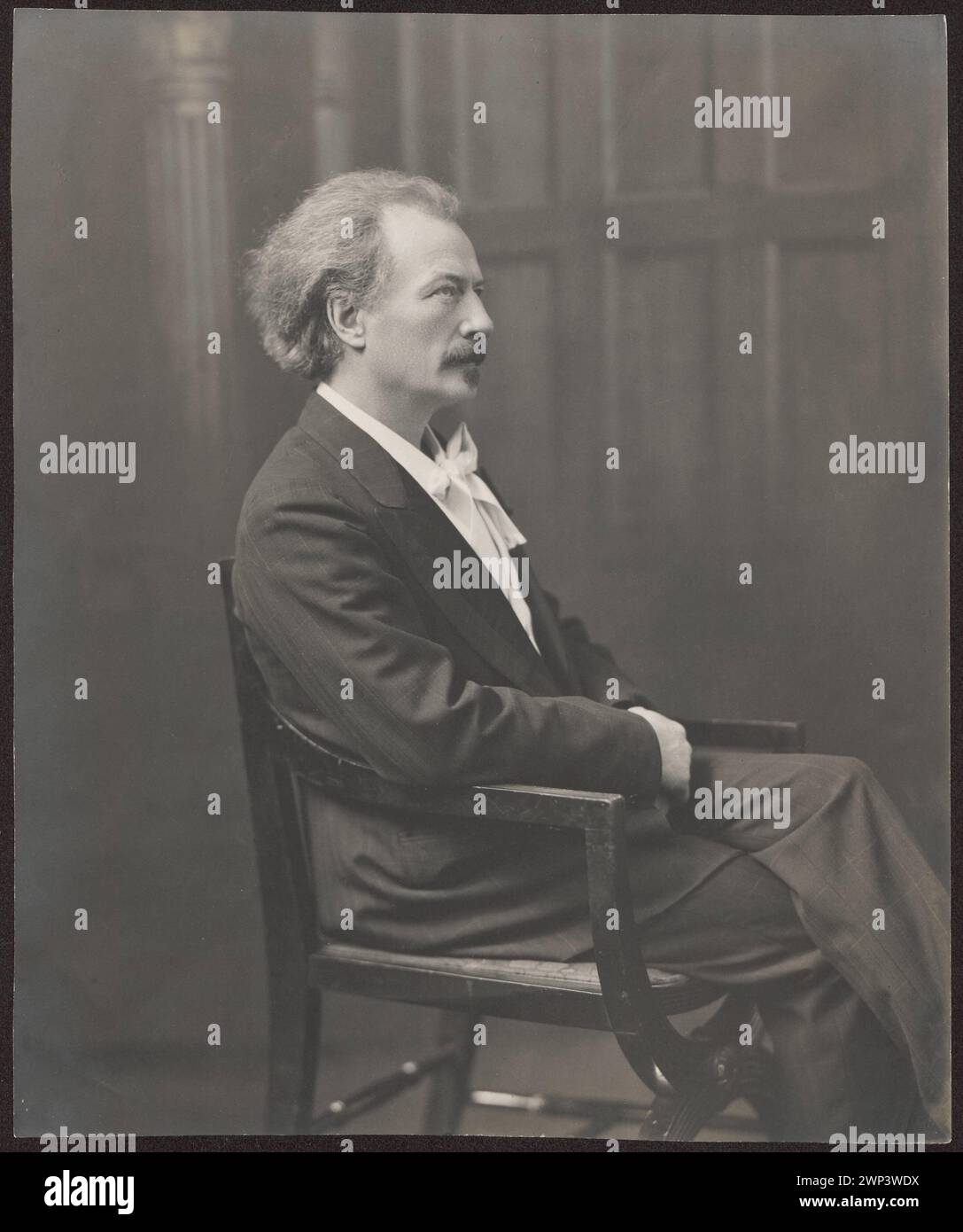 Profilporträt von Ignacy Jan Paderewski mit voller Figur, komponiert von London Stereoscopic and Photographic Company um 1910, dargestellt als Komponist und Pianist, mit Provenienz und historischer Dokumentation. Stockfoto