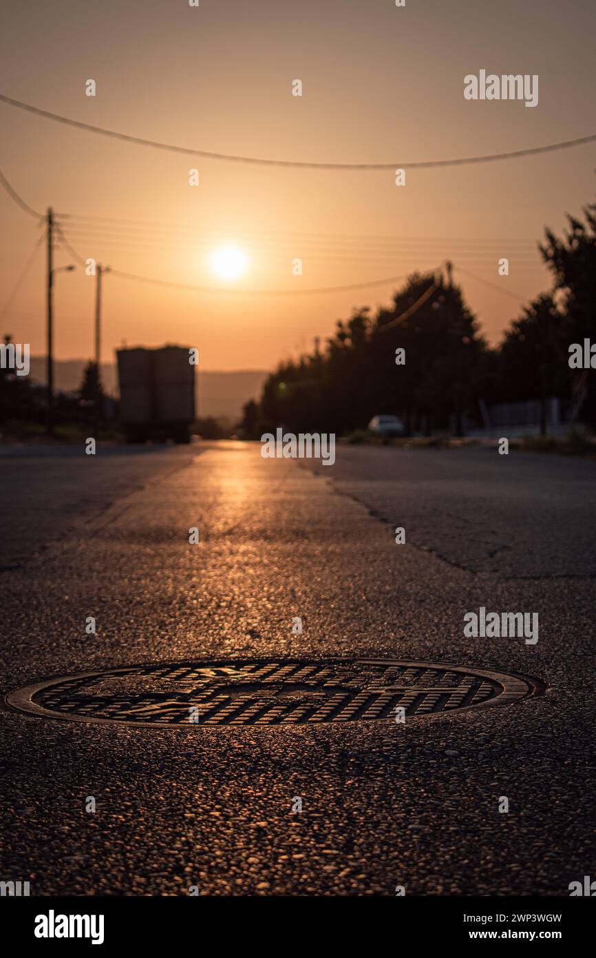 Ein wunderschöner Sonnenuntergang in einem kleinen Dorf. Ein heißer Tag mitten im Sommer in Griechenland! Stockfoto