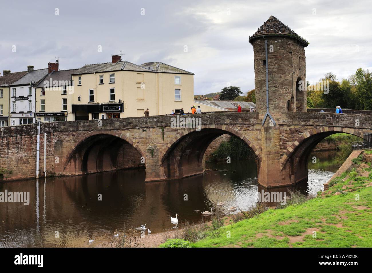 Die Monnow Bridge über den Fluss Monnow mit ihrem Torhaus auf der Brücke, Monmouth Town, Monmouthshire, Wales, Großbritannien Stockfoto