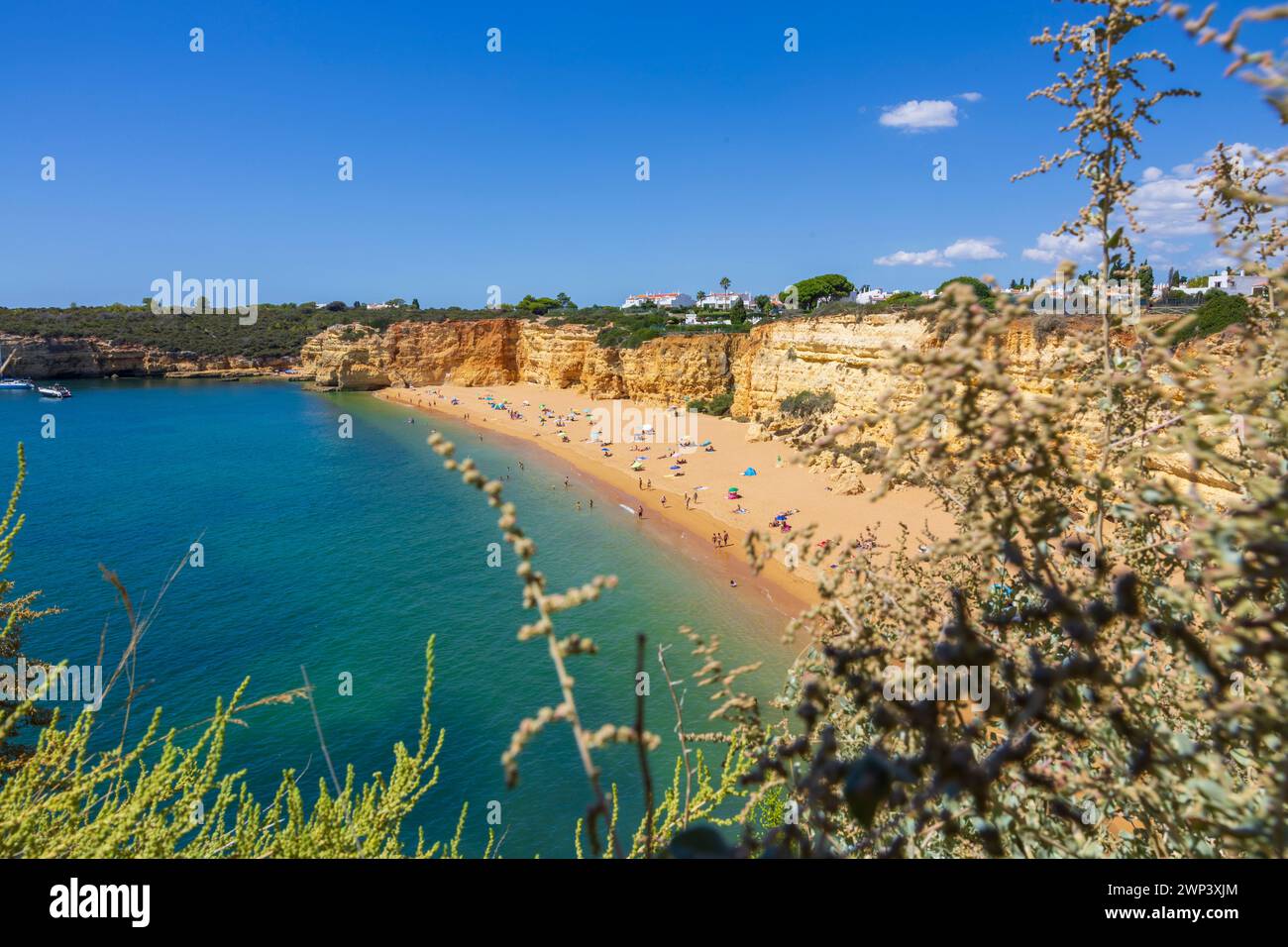 Algarve, wunderschöne Landschaft des 'New Beach' (Praia Nova), an einem Sommertag. Veranden, Lagoa, Algarve, Portugal Stockfoto