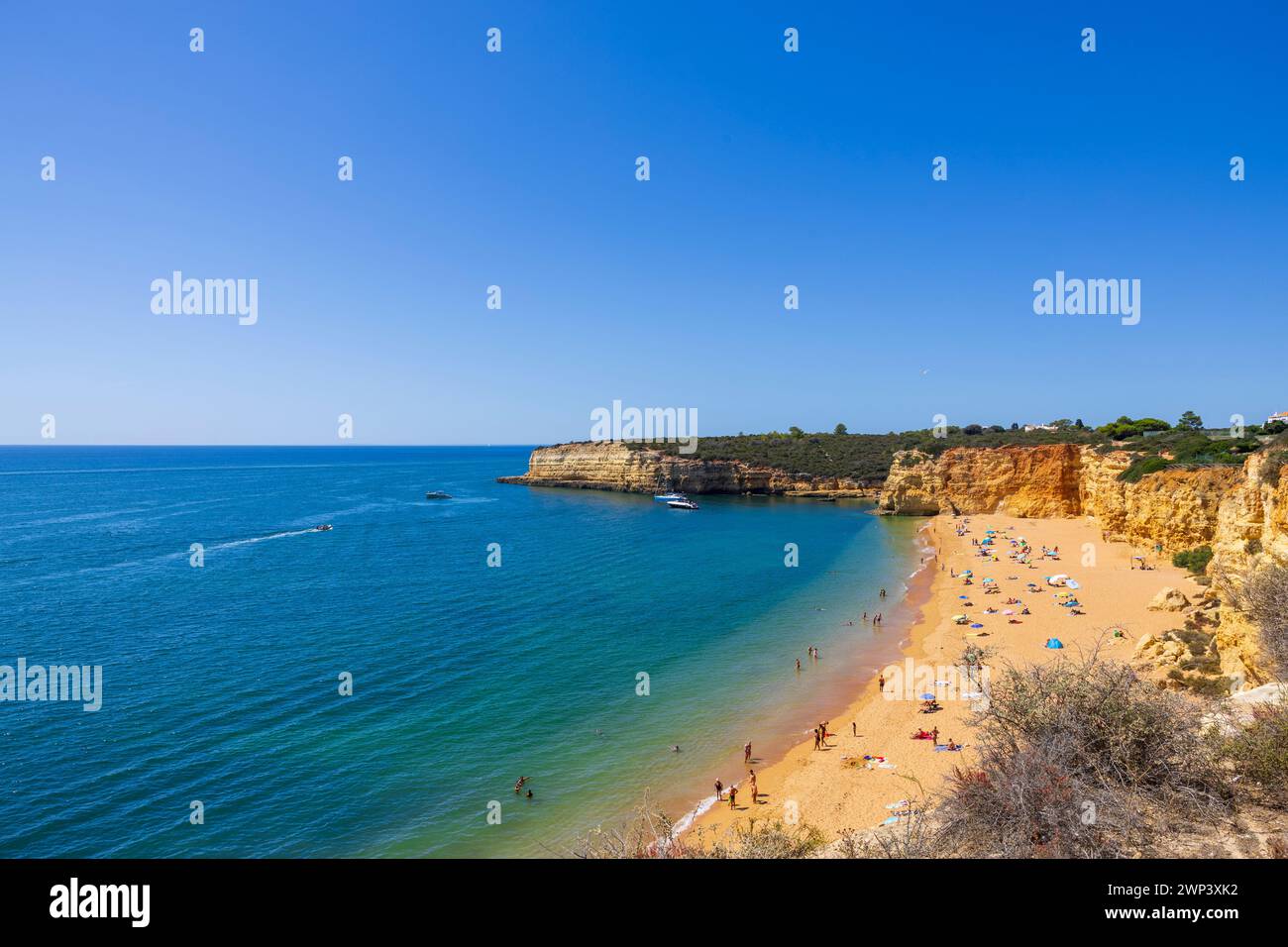 Algarve, farbenfrohe Landschaft von „New Beach“ (Praia Nova). Veranden, Lagoa, Algarve, Portugal Stockfoto