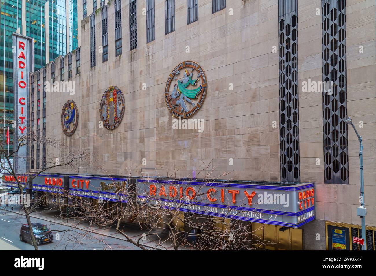 NEW YORK, USA - 6. MÄRZ 2020: Radio City Music Hall, 1260 Avenue of the Americas, im Rockefeller Center, Midtown Manhattan. Wurde von E.. Stockfoto