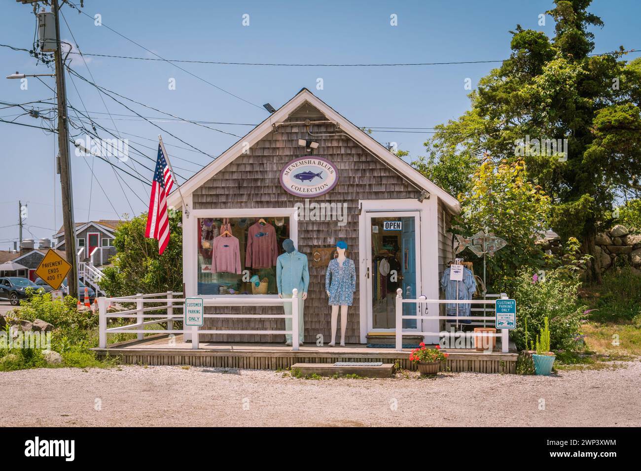 Menemsha, Chilmark, Martha's Vineyard, Massachusetts, USA, 20. Juli, 2023: Bekleidungsgeschäft im berühmten Fischerdorf. Stockfoto