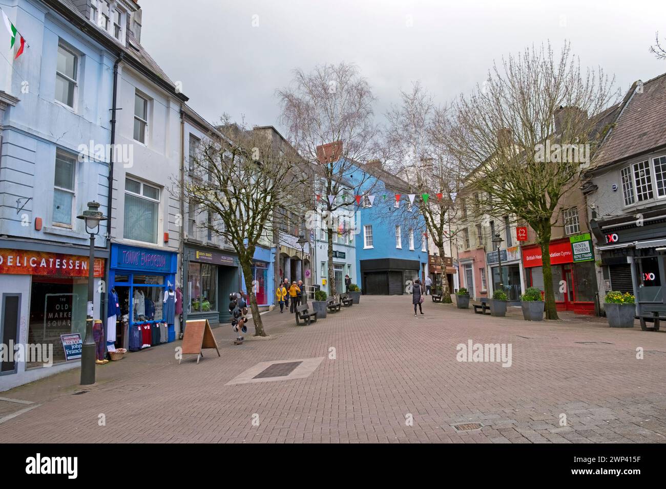 Straßenblick auf Nott Square im Stadtzentrum von Carmarthen Carmarthenshire Wales UK KATHY DEWITT Stockfoto