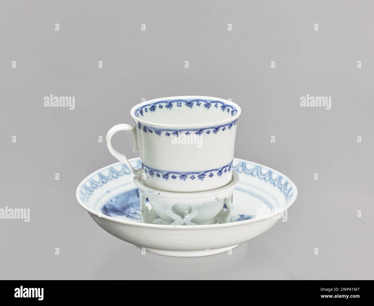 Trembbleusse Untertasse mit Zweigmotiven, hergestellt von der Kaiserlichen Porzellanmanufaktur in Wien, datiert von 1750–1775. Stockfoto