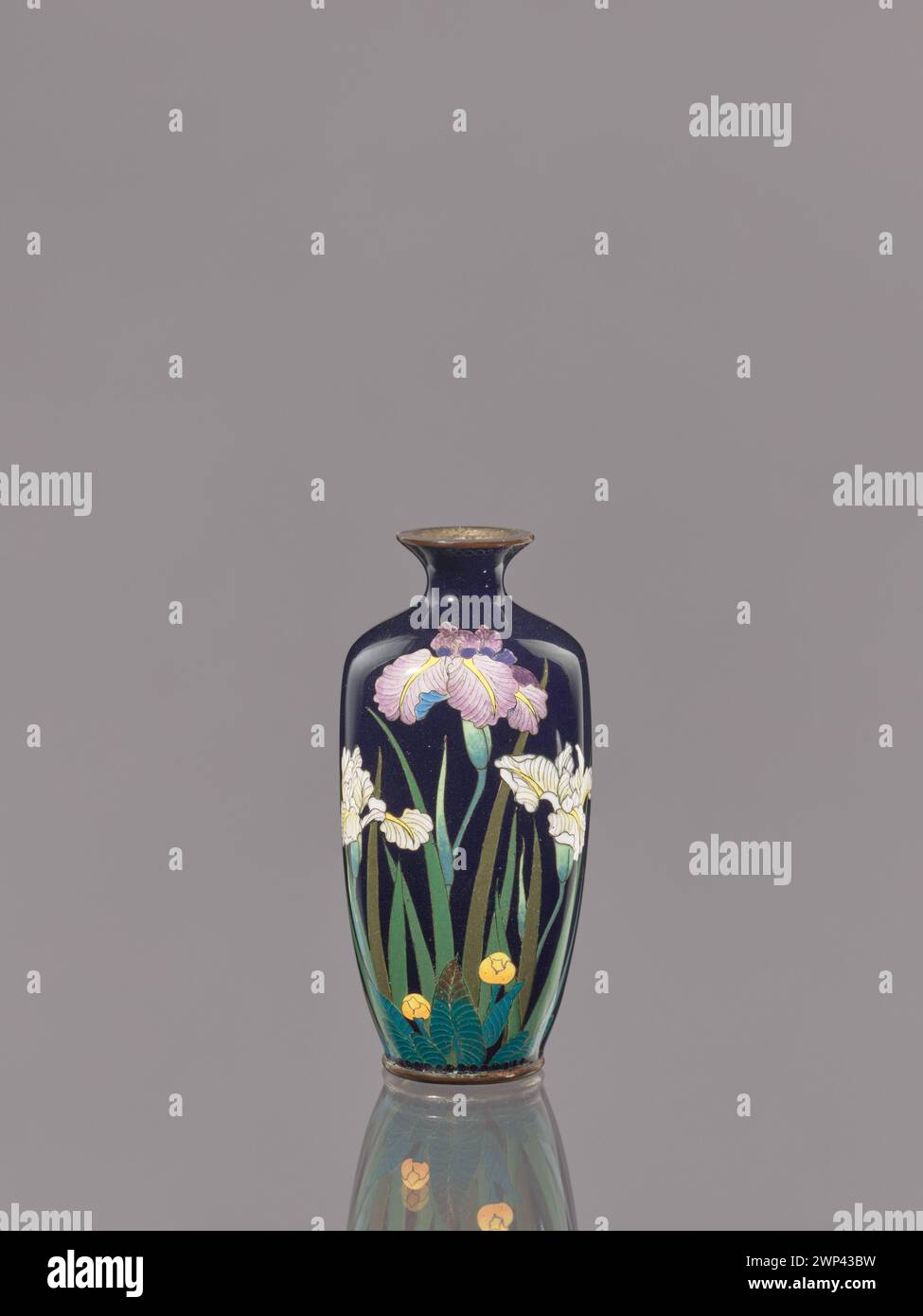 Eine Keramikvase aus der Zeit um 1900, die die typischen dekorativen Stile und Handwerkskunst der europäischen Keramik der Jahrhundertwende veranschaulicht. Das Stück hebt Design- und Materialeigenschaften der Zeit hervor. Stockfoto