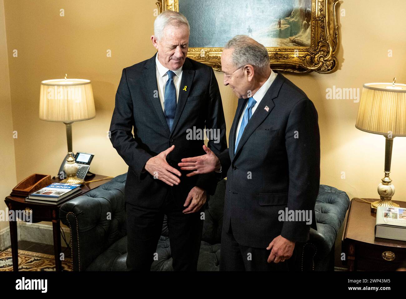 Washington, District of Columbia, USA. März 2024. BENNY GANTZ (Benjamin Gantz), israelischer Politiker und Mehrheitsführer des Senats CHUCK SCHUMER (D-NY) im US-Kapitol. (Kreditbild: © Michael Brochstein/ZUMA Press Wire) NUR REDAKTIONELLE VERWENDUNG! Nicht für kommerzielle ZWECKE! Stockfoto