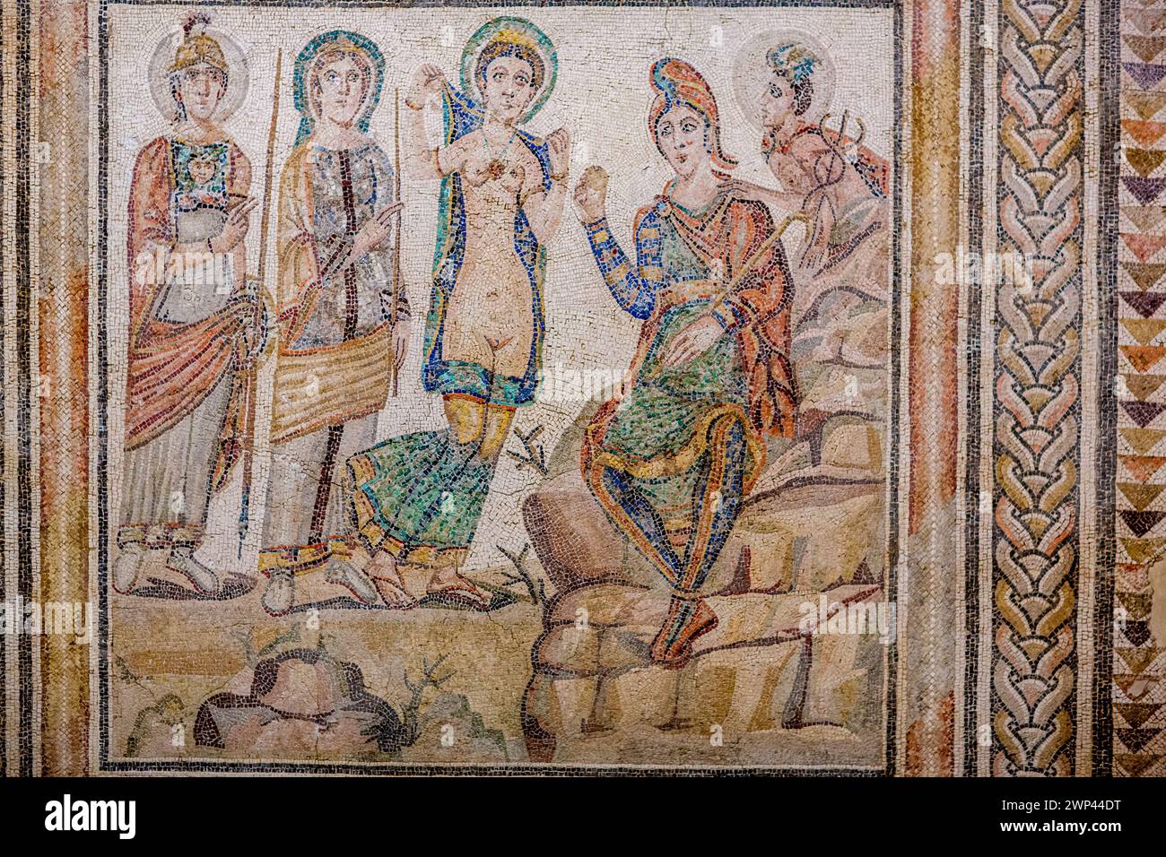 Altes römisches Mosaik, das das mythische Gericht von Paris darstellt, ausgestellt im Archäologischen Museum von Sevilles. Stockfoto