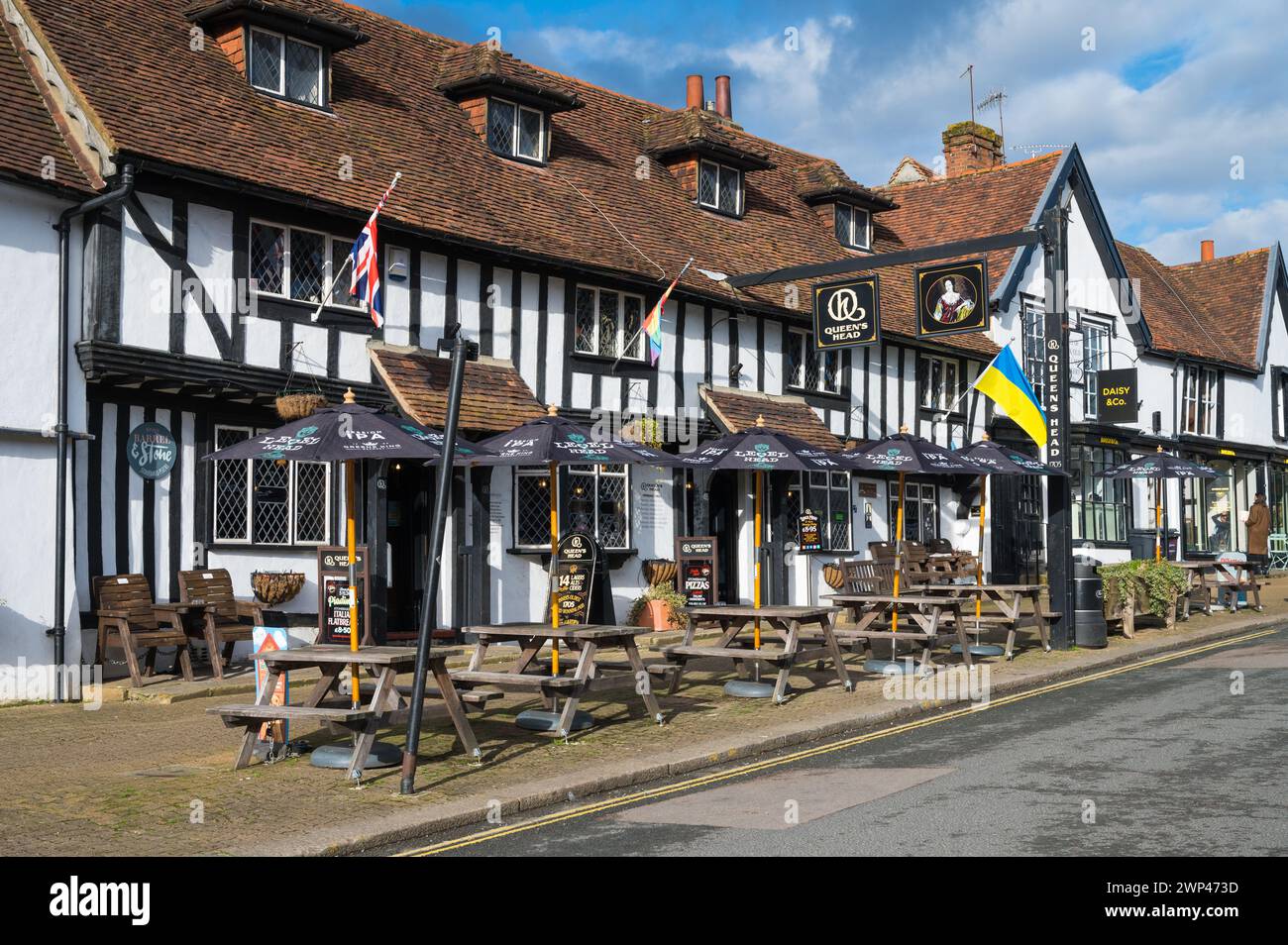 Außenfassade des Queens Head A Grade II denkmalgeschützten Fachwerk-Pubs an der High Street, Pinner, Middlesex, England, Großbritannien Stockfoto