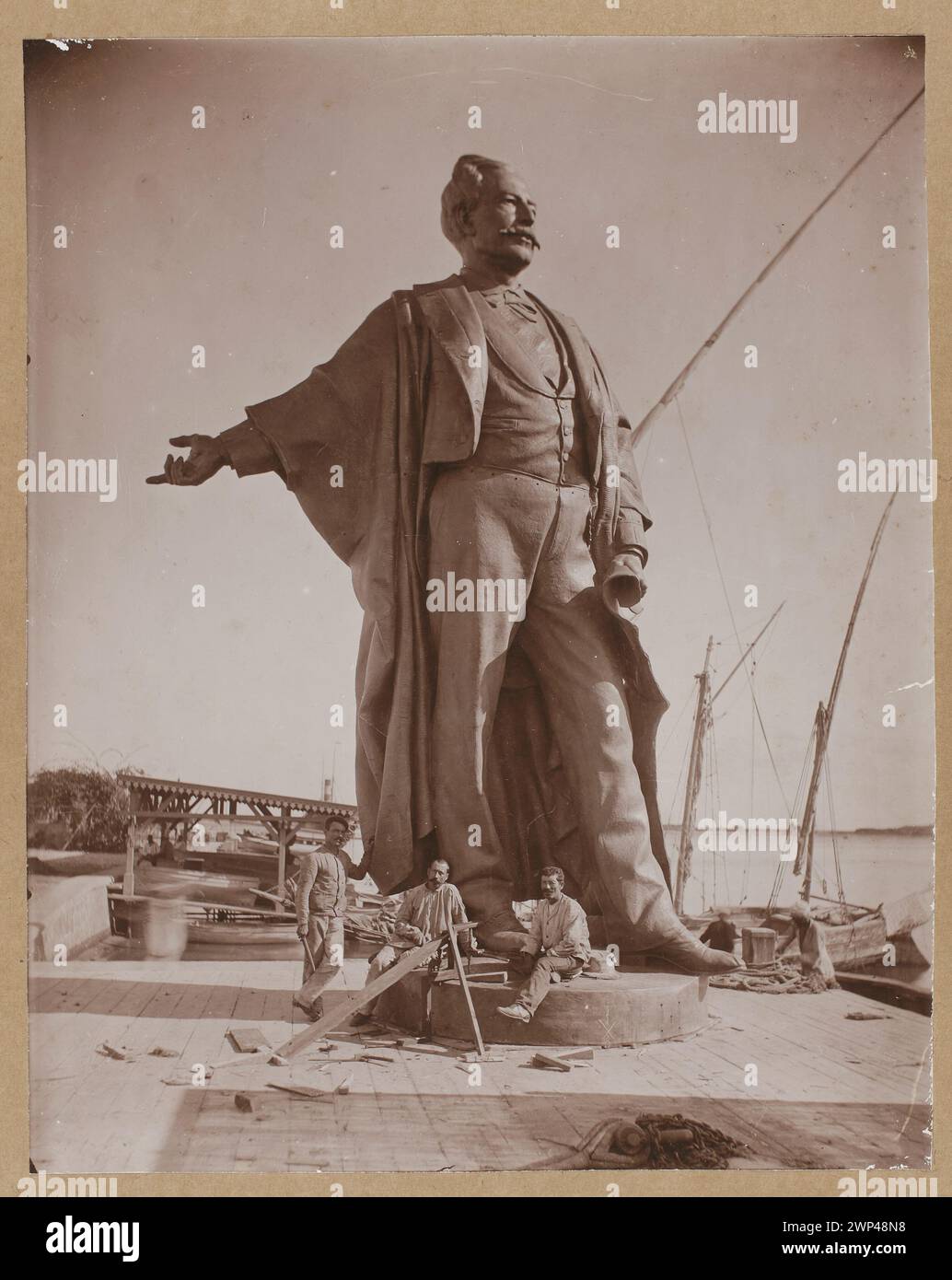 Ferdinand de Lesseps (1805-1894), D Emmanuel Frémiet (1824-1910), vorbereitet für die Position auf dem Sockel des Denkmals im Hafen von Saida in Ägypten - Fotografie des Flusses auf dem Hafenwasser; 1899 (1899-00-00-1899-00); Ägypten, Frémiet, Emmanuel (1824-1910)-Reproduktion, Genie, Mieczysław (1853-1920)-Collection, Sueski Channel, Lesseps, Ferdinand DE (1805-1894), Lesseps, Ferdinand DE (1805-1894)-Ikonographie, Port Said (Ägypten), Geschenk (Provenienz), Denkmäler, Häfen, Bildhauerateliers, Skulptur (Künstler), französische Skulptur Stockfoto