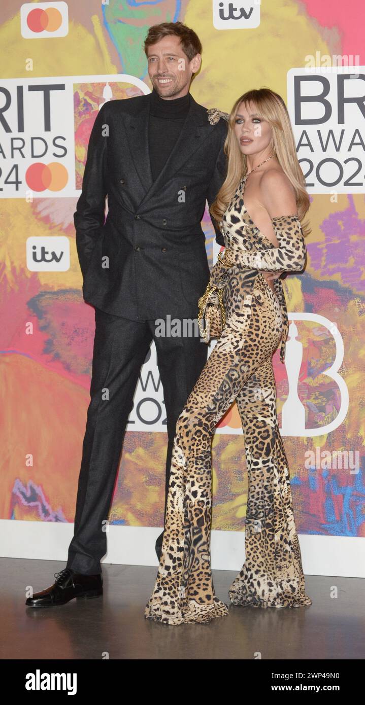 Foto muss vergeben werden ©Alpha Press 078237 03/2024 Peter Crouch, Abbey Abi Abigail Clancy bei den BRIT Awards 2024 in London Stockfoto
