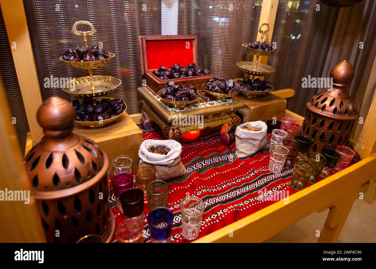 Ramadan Iftar-Tisch mit Datteln oder arabischem Essen Stockfoto