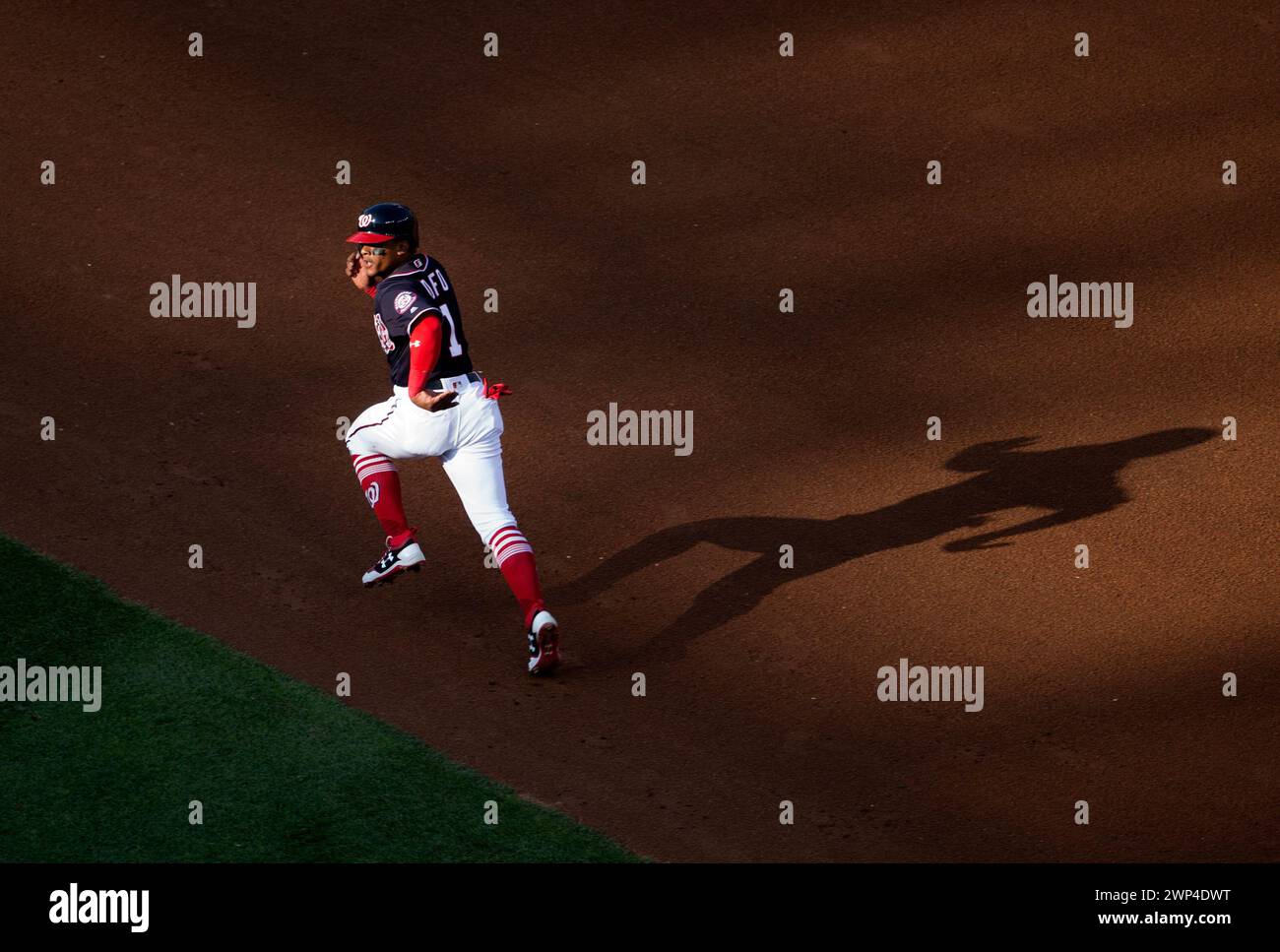 WASHINGTON, DC – 14. APRIL: Washington Nationals zweiter Baseman Wilmer Difo (1) versucht, die zweite Basis während eines MLB-Spiels zwischen den Washingto zu stehlen Stockfoto