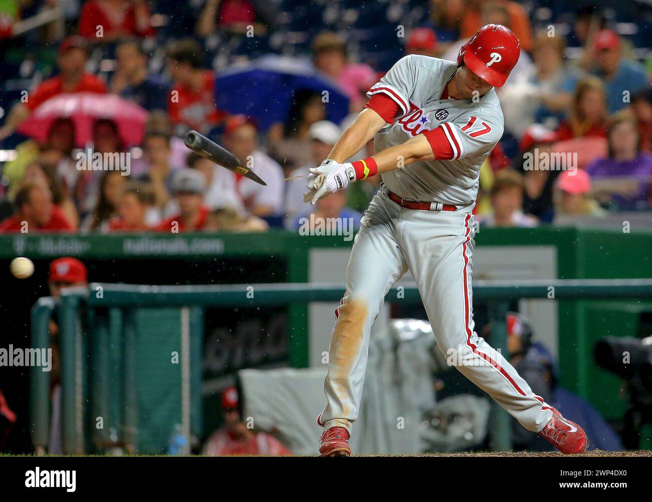 4. Juni 2014: Reid Brignac (17) von den Philadelphia Phillies bricht seinen Schläger auf einem schnellen Ball von Stephen Strasburg (37) der Washington Nationals in Stockfoto