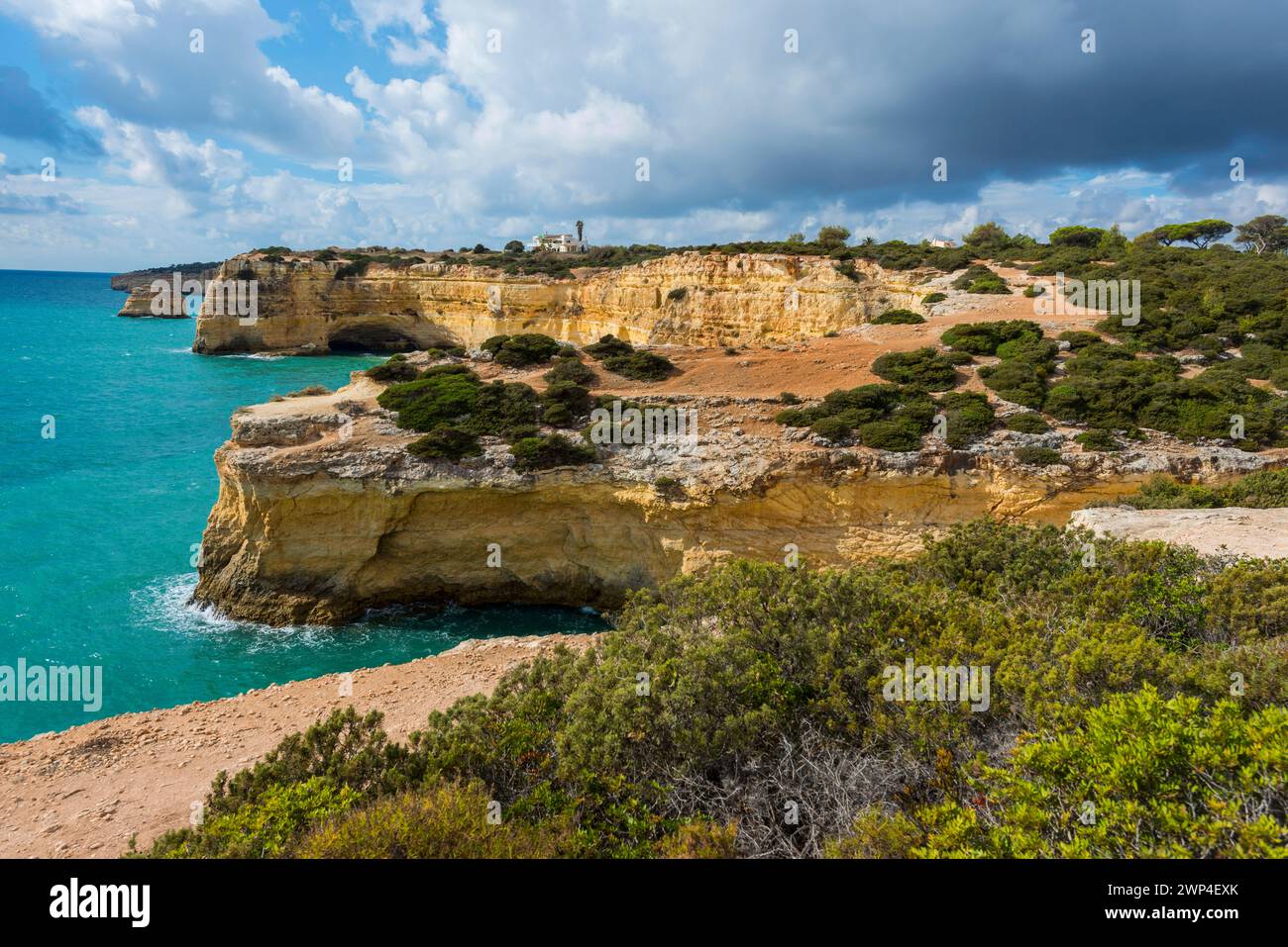 Algarve Felsküste, Sommerurlaub, Wetter, sonnig, Atlantik, Sommerurlaub, Reisen, Urlaub, Tourismus, Natur, felsig, Landschaft, Küstenlandschaft Stockfoto