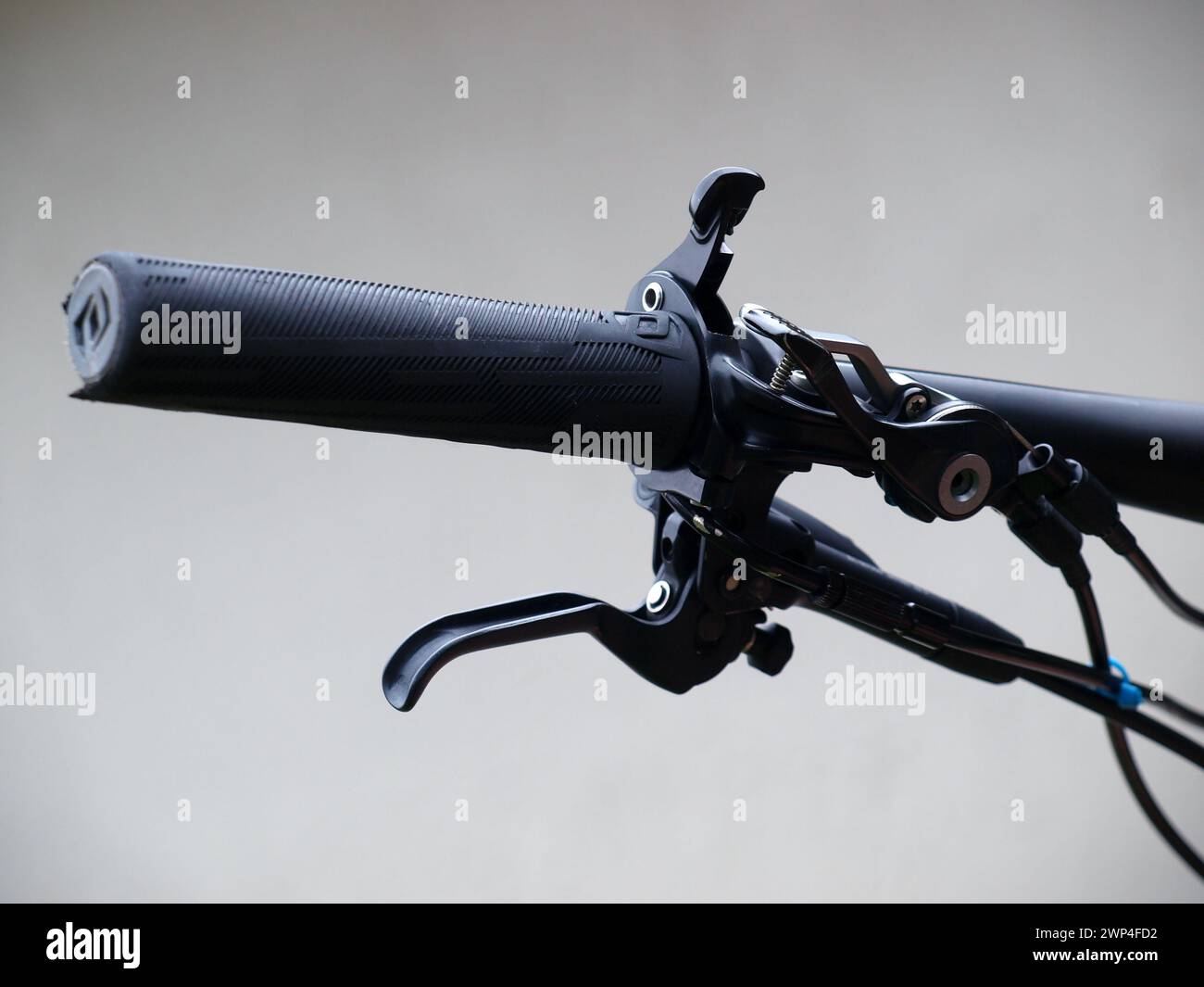 Miami, Florida, USA - 24. Februar 2024: Ein Schließfach, eine abgesenkte Sattelstütze und eine Bremse am Lenker eines Scott Mountain Bikes. Stockfoto