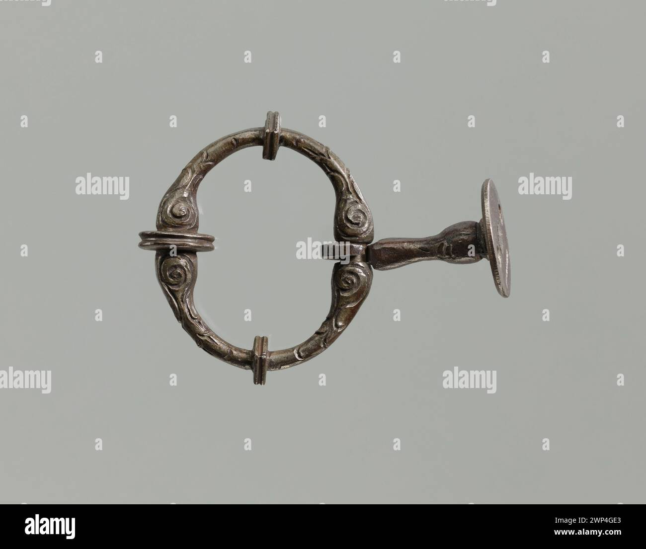 Ein Türkragen aus dem 17. Jahrhundert, ein architektonisches Element aus Metall oder Holz, das Handwerkskunst, funktionelles Design und dekorative Merkmale dieser Zeit zeigt. Stockfoto