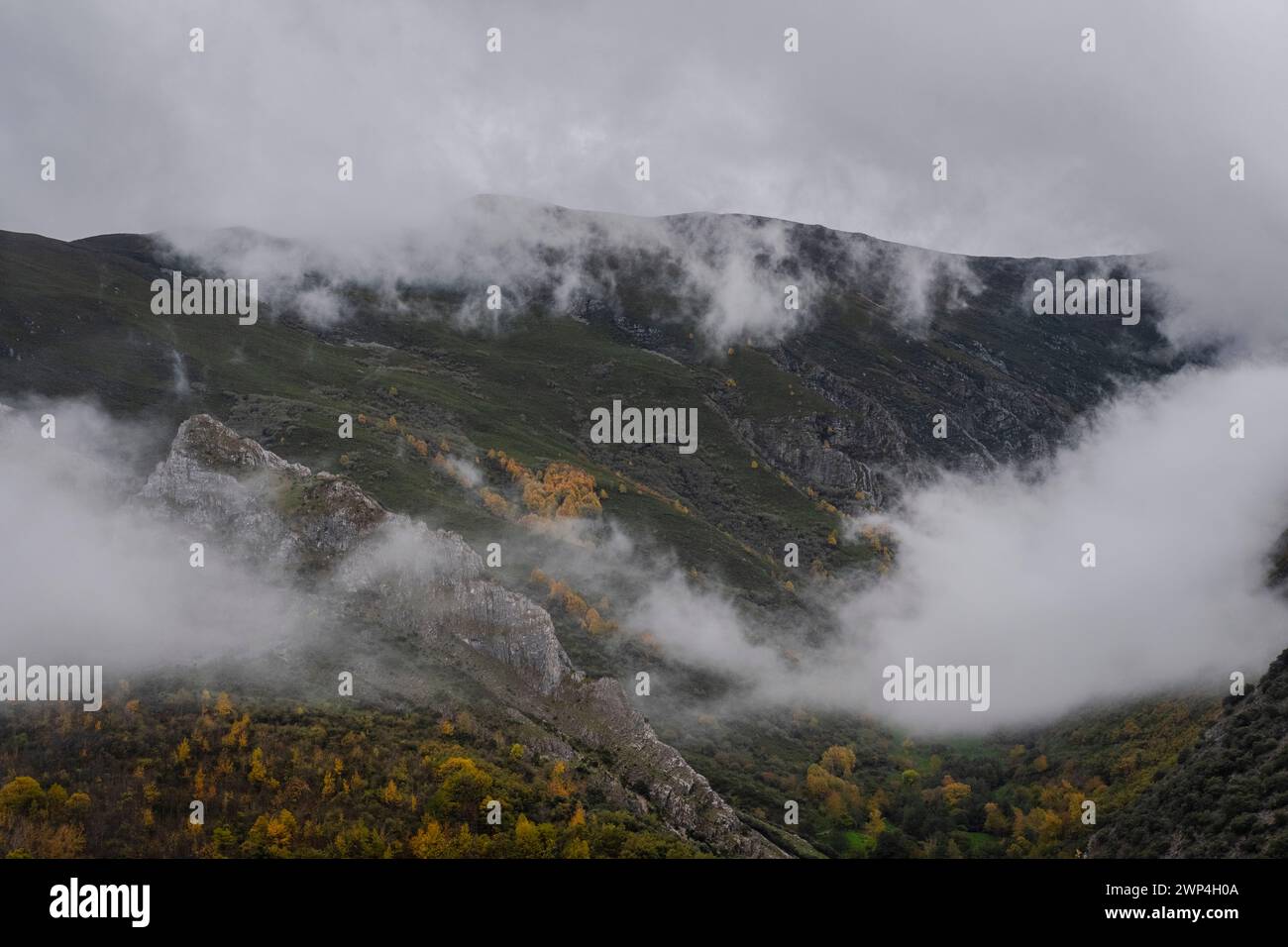 Castilla y Leon, Spanien - 08. November 2022: Herbst im Valle del Silencio Stockfoto