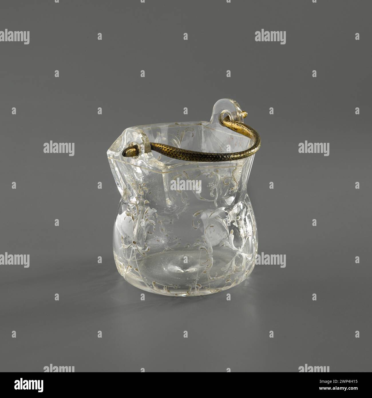 Gefäß in Form einer Katze, Ende des 18. Jahrhunderts, mit Akanthusverzierungen, klassischem Stil und Schlangenmotiven, das dekorative Design dieser Zeit veranschaulicht. Stockfoto