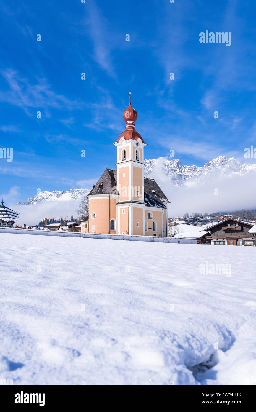 Schneebedeckte Tannen erheben sich mystisch aus dem Winternebel, The Mountain Doctor, Going, Austria Stockfoto