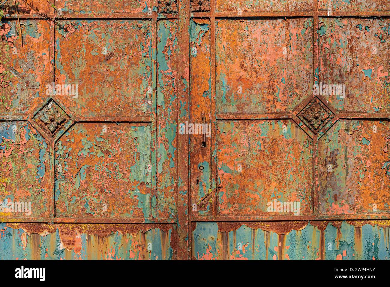 Alte Metallic-Oberfläche mit verwitterter Roststruktur in Blau-Grün- und Orangetönen, Mettmann, Nordrhein-Westfalen Stockfoto