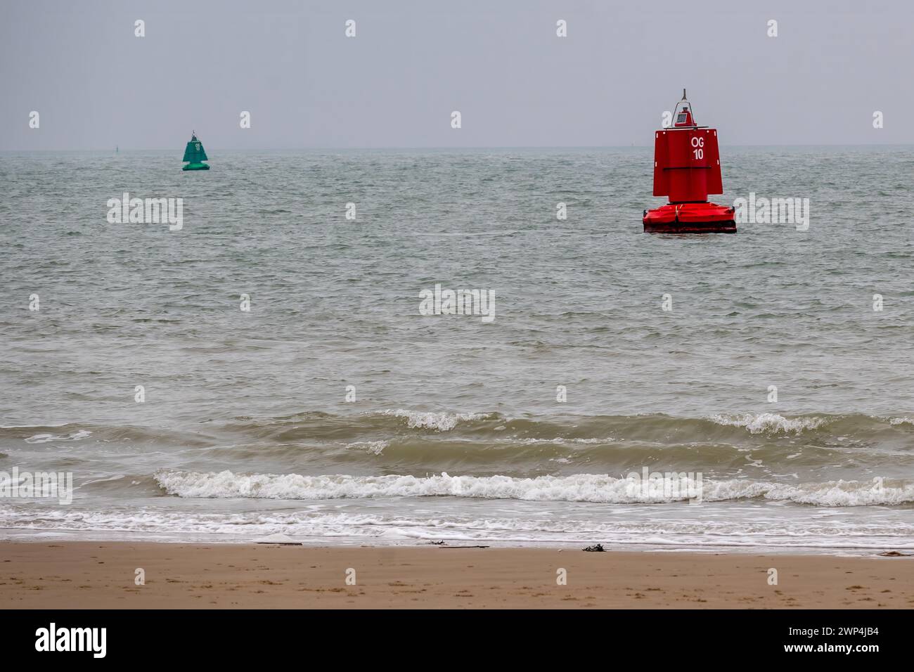 Rote und grüne Bojen markieren den Wasserweg auf dem ruhigen Meer Stockfoto