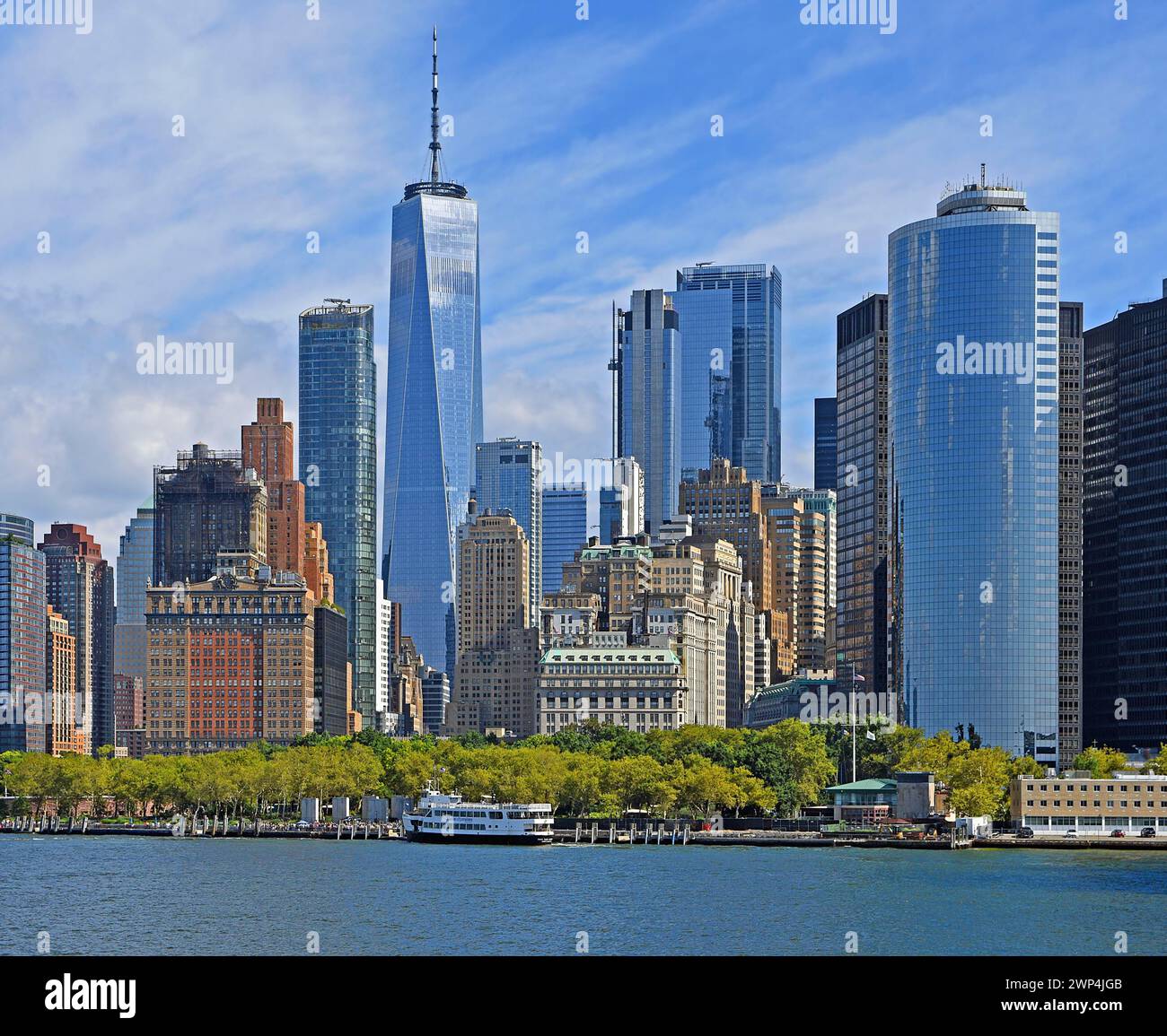 Skyline Financial District, Battery Park und Wolkenkratzer 17 State Street im Vordergrund, One World Trade Centre, Freedom Tower, Hudson River, Lower Stockfoto