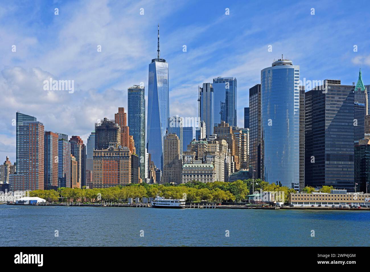 Skyline mit Wolkenkratzern im Finanzviertel, Battery Park im Vordergrund, One World Trade Centre oder Freedom Tower, Hudson River, Lower Stockfoto