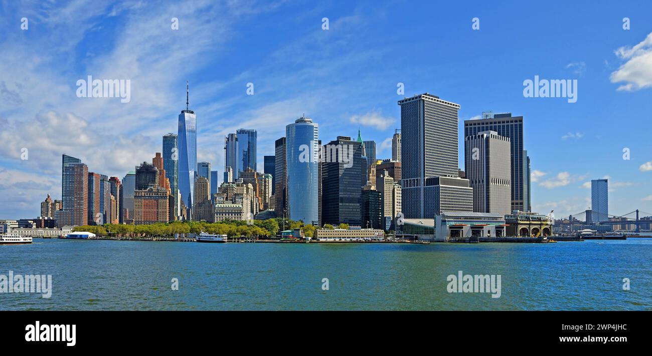 Skyline mit Wolkenkratzern im Finanzviertel, Battery Park im Vordergrund, One World Trade Centre oder Freedom Tower, Hudson River, Lower Stockfoto