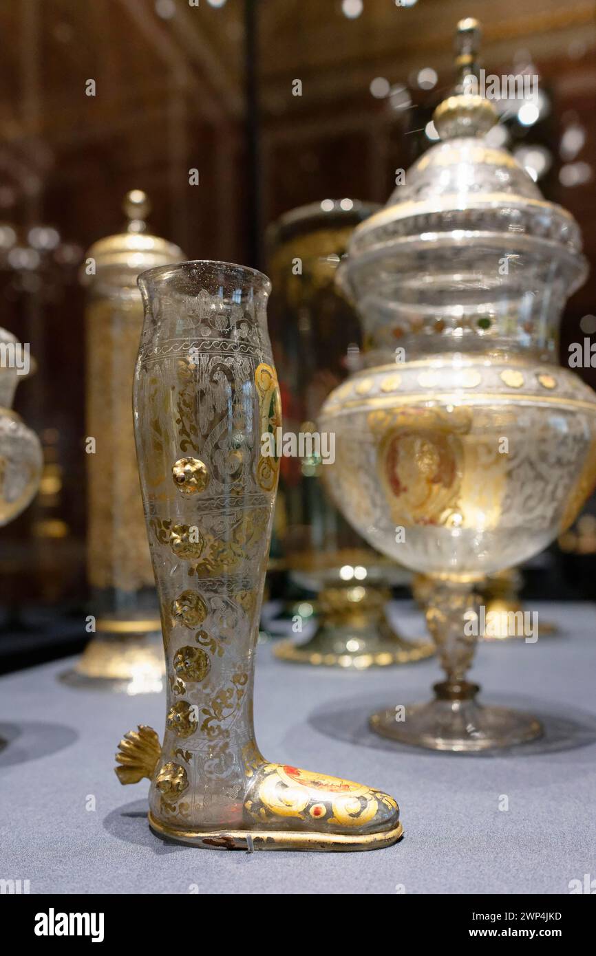 Scherzglas in Form eines Stiefels, Kunstkammer, Kunsthistorisches Museum Wien (KHM), Laimgrube, Wien, Österreich Stockfoto
