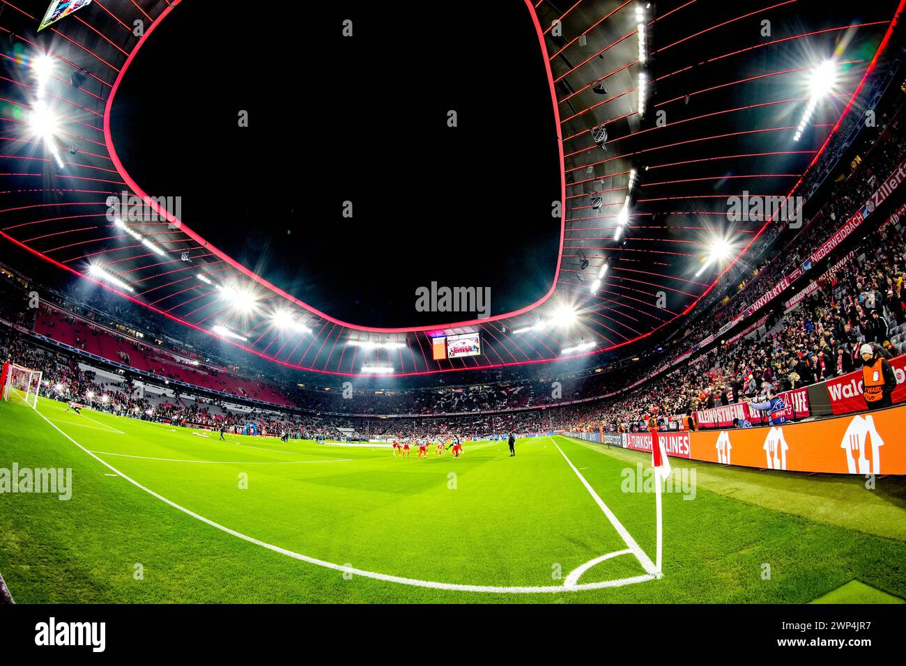 München, Deutschland. März 2024. MÜNCHEN, DEUTSCHLAND - 5. MÄRZ: Allgemeine Ansicht des Stadions während der UEFA Champions League, Achtelfinale, Zweitspiel zwischen Bayern München und Lazio in der Allianz Arena am 5. März 2024 in München. (Foto von Douwe Bijlsma/Orange Pictures) Credit: Orange Pics BV/Alamy Live News Stockfoto