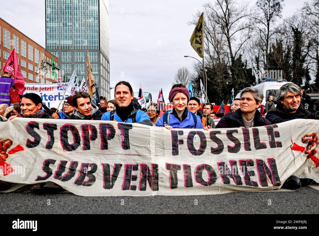 Demonstration der Stop Fossil Subventionen Alliance für ein Ende aller Subventionen für fossile Brennstoffe. Rund 500 Personen blockieren die B96 an der Stockfoto