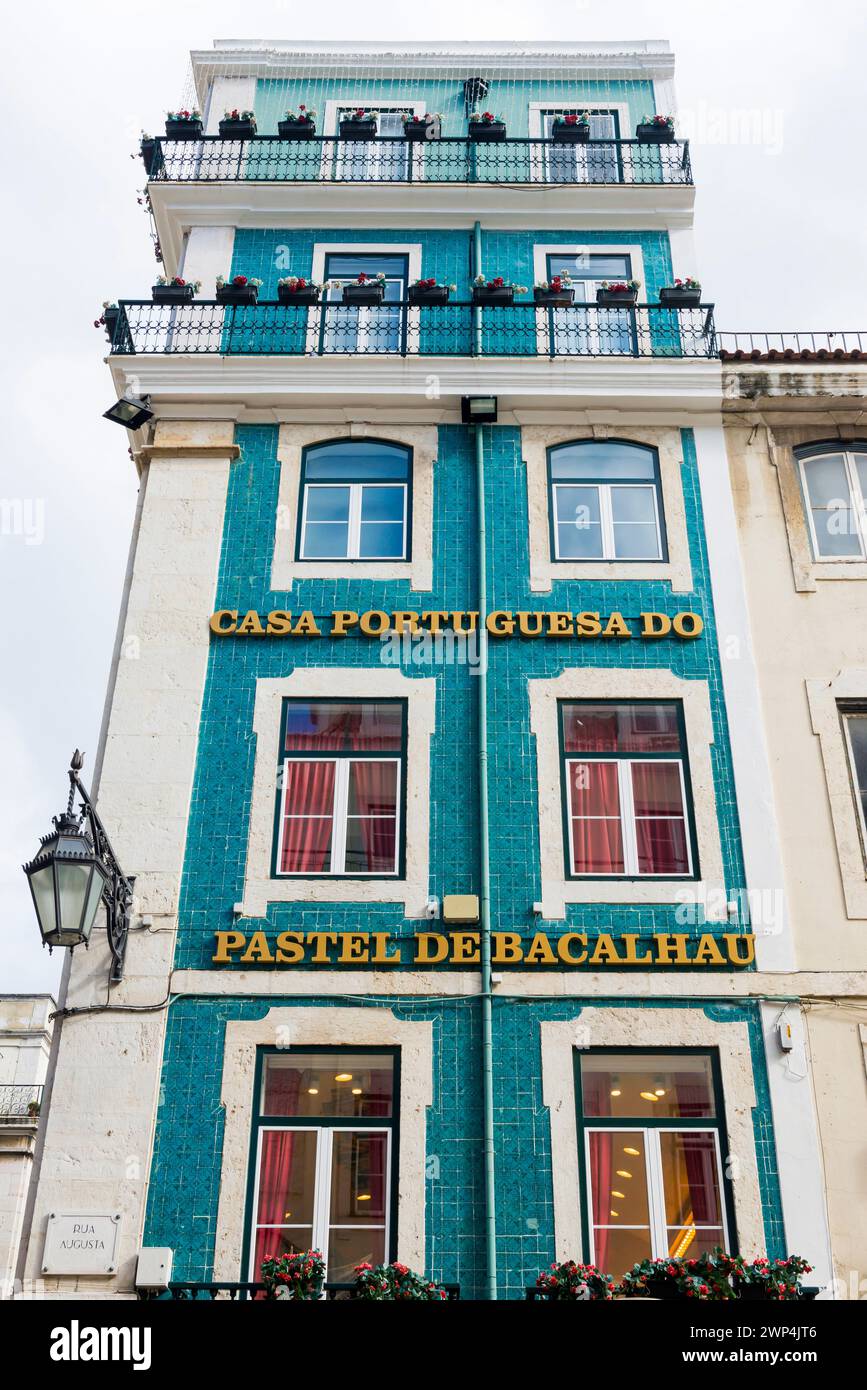 Altbau, Fassade mit typischen Azulejos, Fliesen in der Altstadt, Stadt, Architektur, Grün, Fenster, Fassade, Hausfassade, alt, baufällig Stockfoto