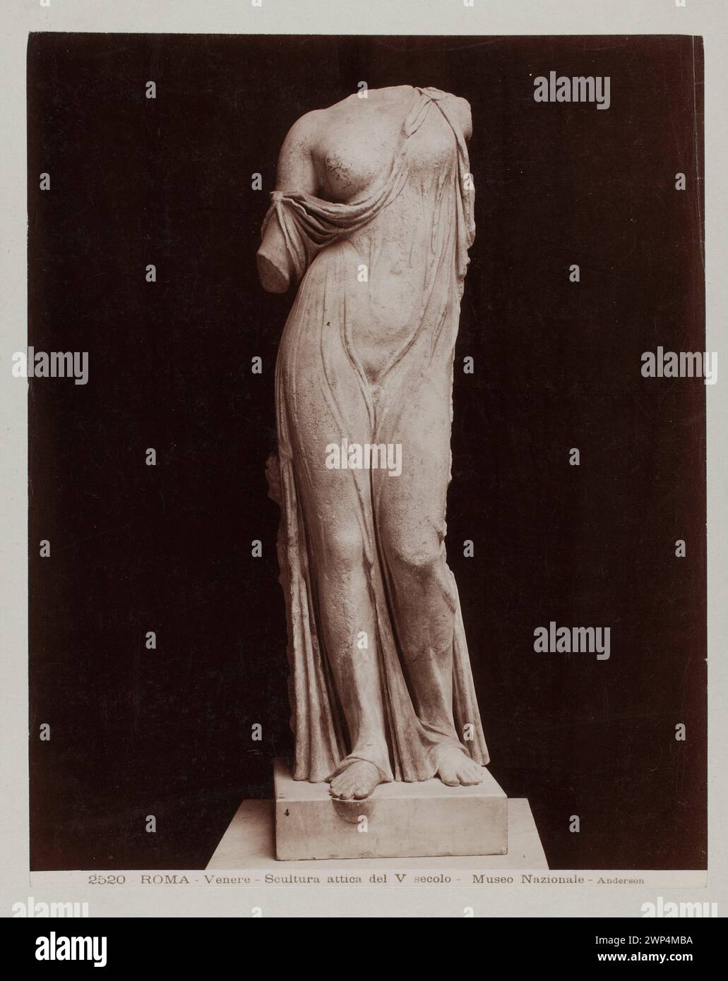 Roma - Venere - Scultura Attica del V SECOLO - Museo Nazionale "[POS 00-1910-00-00); wurde aus der Muse des Nationalmuseums in Warschau heruntergeladen; fotografischer/fotografischer Druck/Druck von Glasnegativ; Produkte von Wzkien / Papier / Papier, Fotopapier, Produkte von W ókien / Papier / Karton; fotografischer Druck: Höhe 26,1 cm, Breite 20,7 cm, Pod ADKA: Höhe 42,1 cm, Breite 33,8 cm; di 80373 MNW; alle Rechte vorbehalten.Museo Nazionale Romano (Rom), Szeller, Zygmunt (1881-1944) - Sammlung, Venus (Mitol. Stockfoto